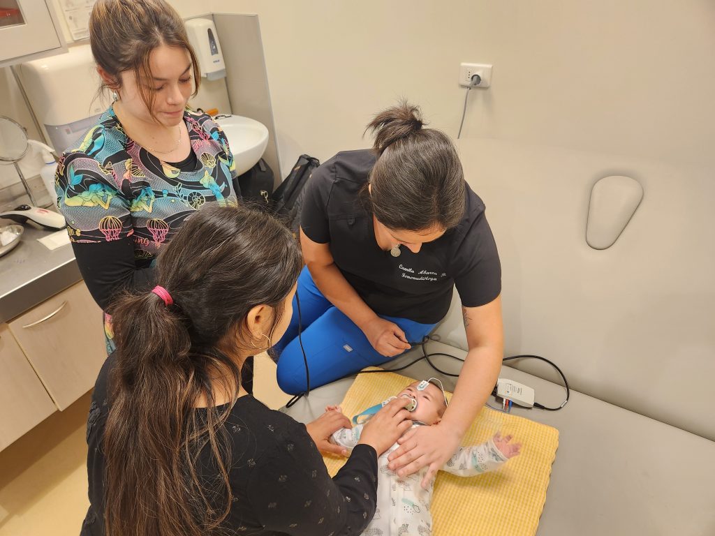 UDLA colabora con Hospital Dr. Gustavo Fricke en la toma de exámenes auditivos